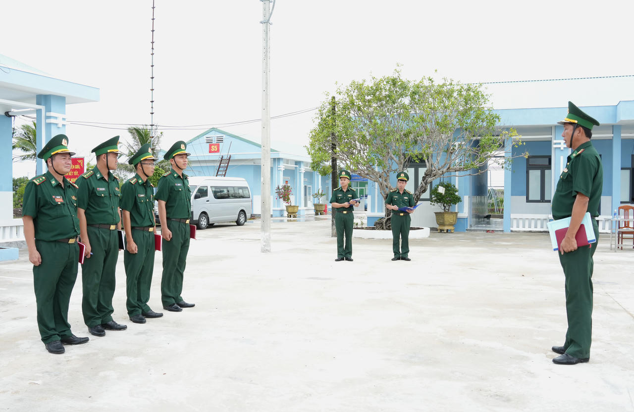 Đoàn công tác của Ban Chỉ huy BĐBP tỉnh Cà Mau, kiểm tra công tác huấn luyện điều lệnh tại các đơn vị.