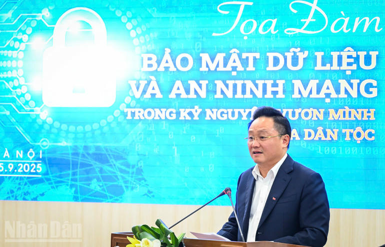 Tiến sĩ Phan Văn Hùng, Phó Tổng Biên tập Báo Nhân Dân phát biểu đề dẫn tọa đàm (Ảnh: Thành Đạt)