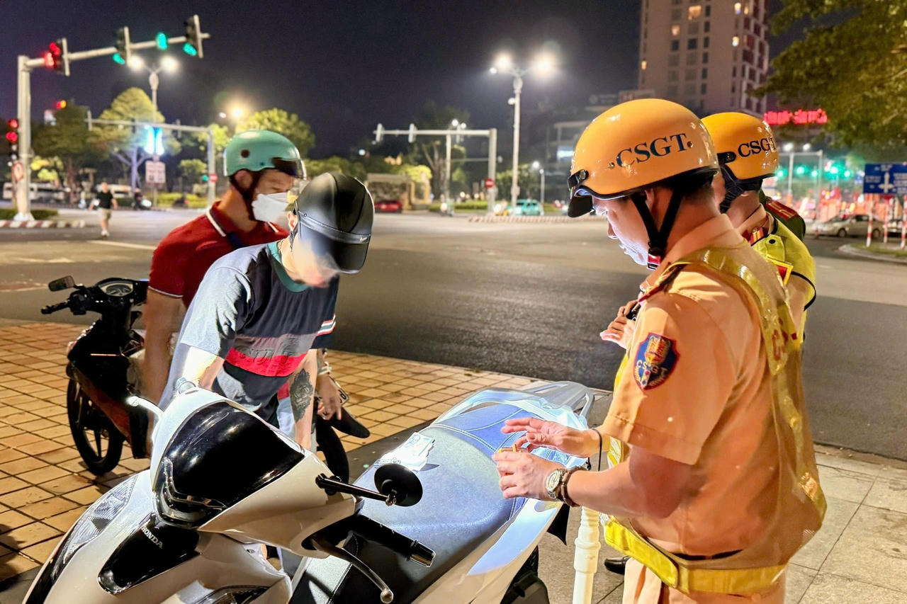 Lực lượng 911 (Công an TP Đà Nẵng) tuần tra xử lý các trường hợp vi phạm.