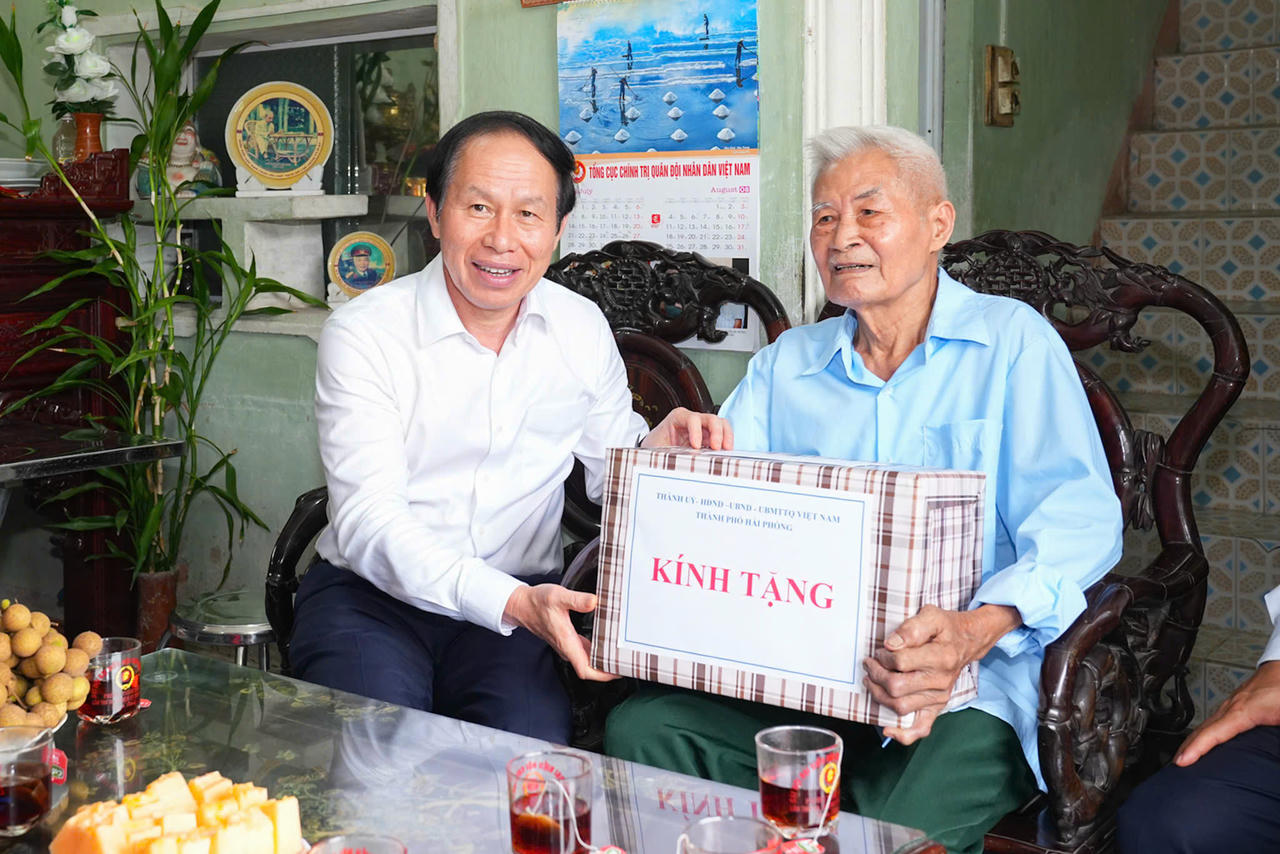 Ủy viên Trung ương Đảng, Bí thư Thành ủy Lê Tiến Châu thăm và tặng quà thương binh 2/4 Nguyễn Sỹ Thúc tại thôn 7, xã Thanh Hà.