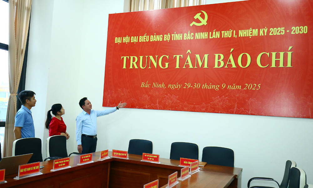 Phó Giám đốc Sở Văn hóa, Thể thao và Du lịch Khổng Đức Thanh giới thiệu với phóng viên về cơ sở vật chất và cách thức vận hành của Trung tâm.