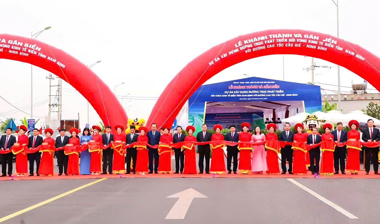 Các đại biểu cắt băng khánh thành Dự án tuyến đường trục phát triển nối vùng kinh tế biển tỉnh với đường cao tốc Cầu Giẽ - Ninh Bình.