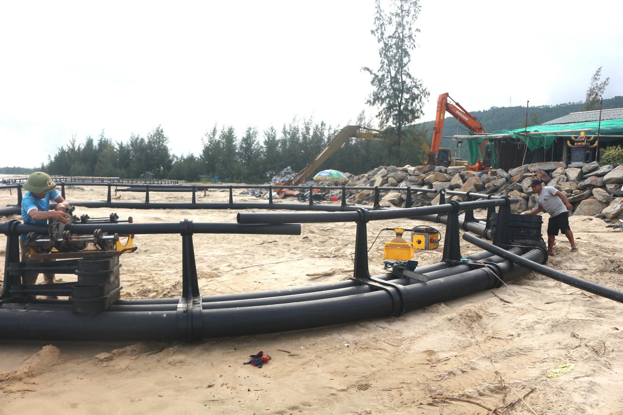 Thợ từ các tỉnh phía Bắc vào Quảng Trị lắp ghép lồng bè nuôi cá bằng nhựa HDPE cho ngư dân.