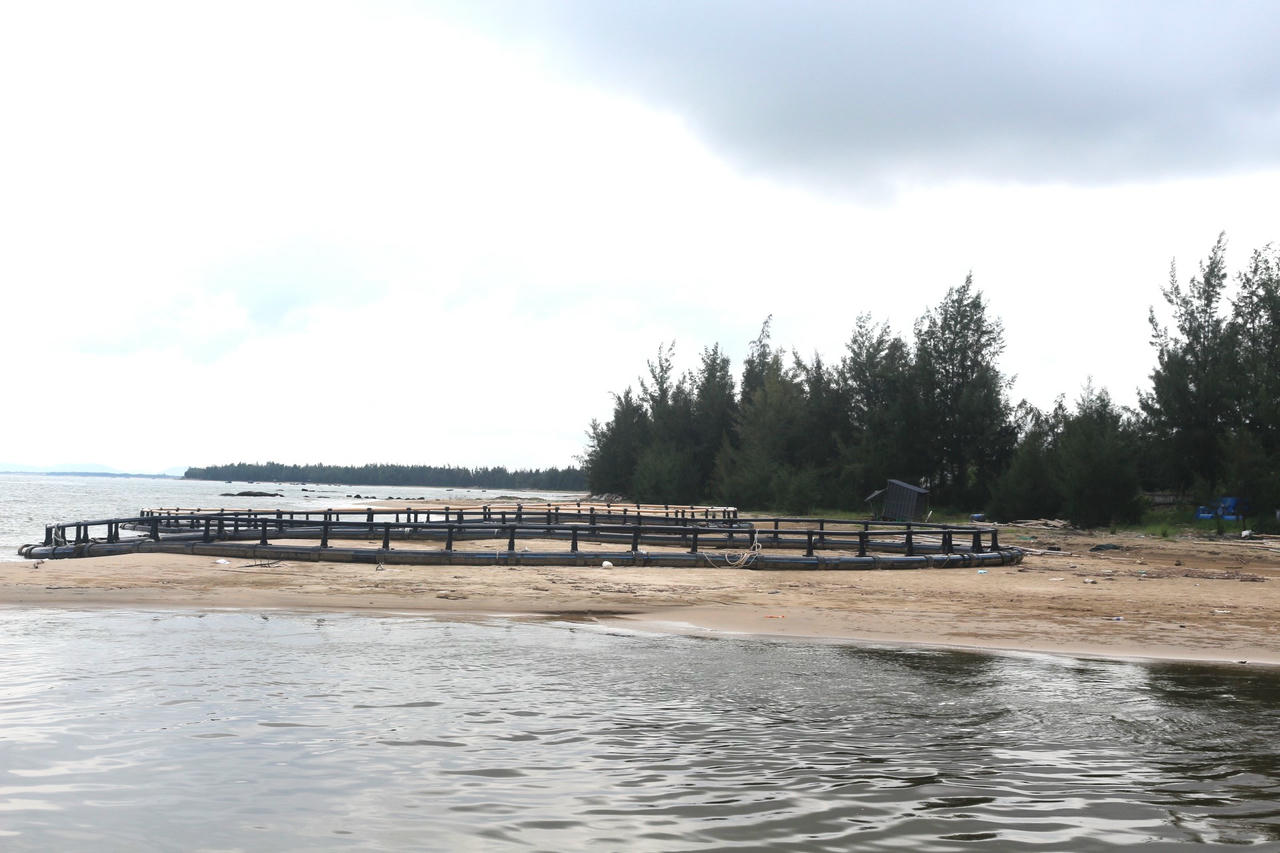 Những chiếc lồng bè nuôi cá bằng nhựa HDPE chuẩn bị cho mùa vụ nuôi trồng thủy sản mới.