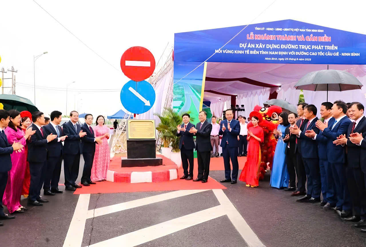 Các đại biểu thực hiện nghi thức gắn biển công trình xây dựng đường trục phát triển nối vùng kinh tế biển với đường cao tốc Cầu Giẽ - Ninh Bình.