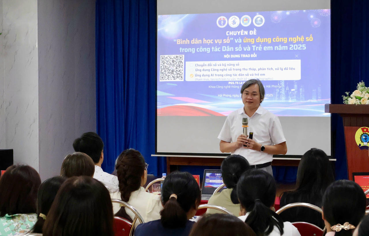 PGS.TS Lê Đức Nhường - Khoa Công nghệ thông tin, Đại học Hải Phòng truyền đạt các chuyên đề của lớp tập huấn.