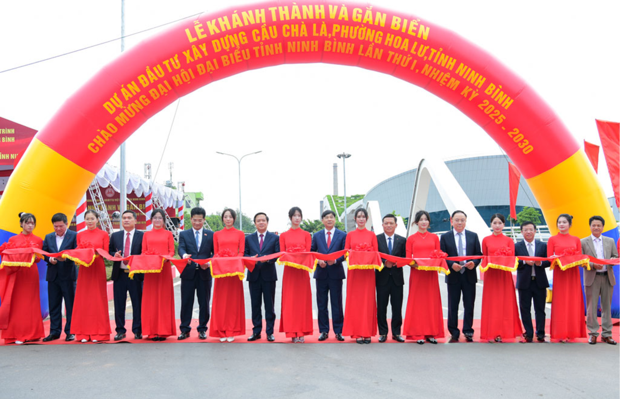 Các đại biểu thực hiện nghi thức cắt băng khánh thành Dự án đầu tư xây dựng cầu Chà Là.