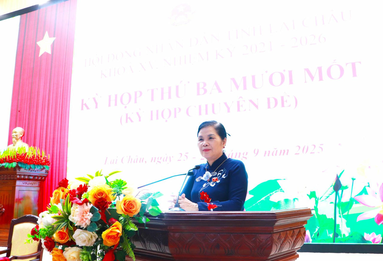 Bà Giàng Páo Mỷ phát biểu tại kỳ họp. (Ảnh: laichau.gov)