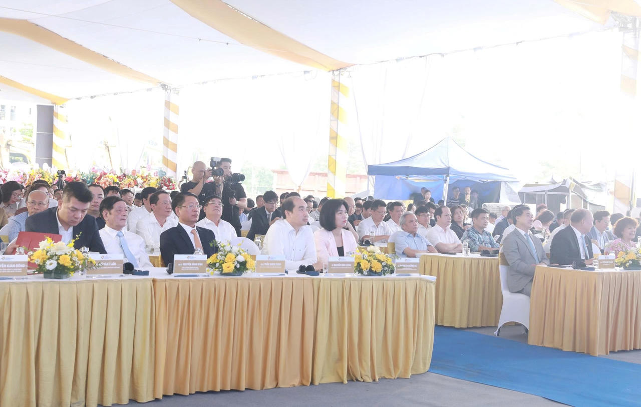 Các đại biểu dự lễ khởi công. 