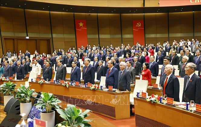 Tổng Bí thư Tô Lâm cùng các đồng chí Lãnh đạo, nguyên Lãnh đạo Đảng, Nhà nước và đại biểu thực hiện nghi thức chào cờ. Ảnh: Doãn Tấn/TTXVN