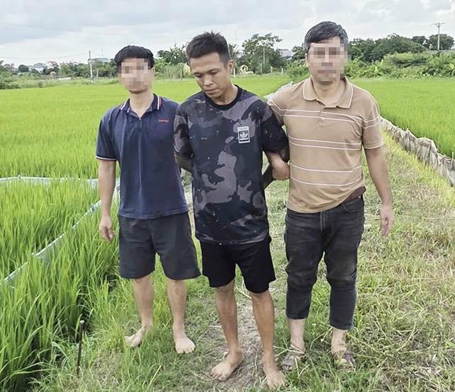   Đối tượng Ngô Quang Vỹ bị bắt giữ khi tháo chạy ra cánh đồng gần nhà. Ảnh: Công an Hà Tĩnh  