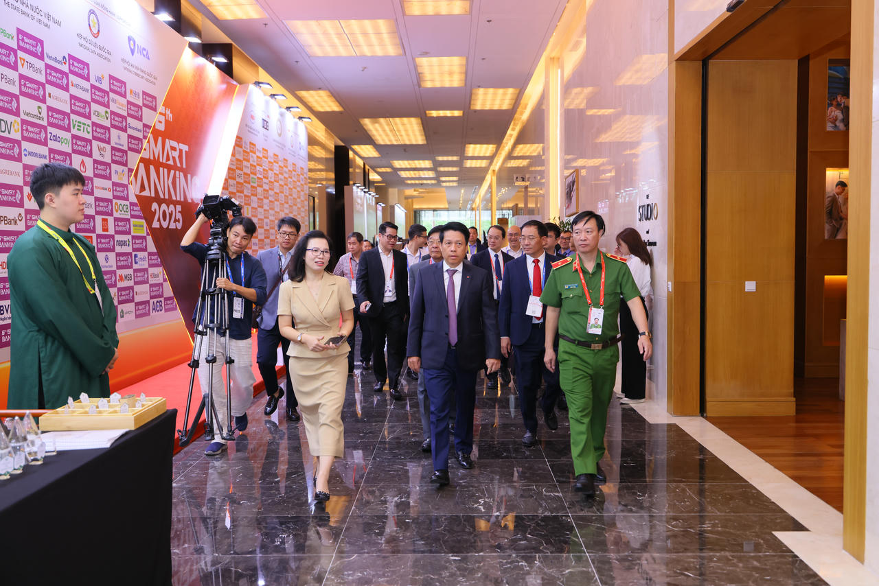 Các đại biểu tham quan tại triển lãm (Ảnh: HHANMQG)