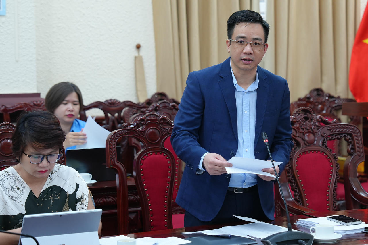 Đại diện Bộ GD&ĐT báo cáo tại Hội đồng thẩm định.