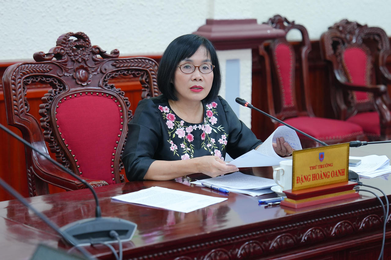 Thứ trưởng Đặng Hoàng Oanh phát biểu kết luận cuộc họp. 