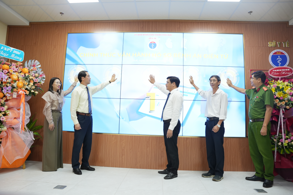 Các đại biểu thực hiện nghi thức công bố hoàn thành triển khai hồ sơ bệnh án điện tử trong toàn ngành Y tế thành phố.