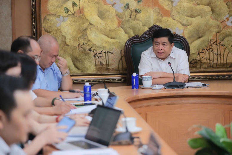 Phó Thủ tướng lưu ý các bộ, ngành, địa phương phải tăng cường rà soát các dự án, các đề án, chương trình cụ thể. Các cơ quan chủ trì cần cố gắng hơn nữa, phát huy trách nhiệm, bao quát và tham mưu kịp thời - Ảnh: VGP/Thu Sa
