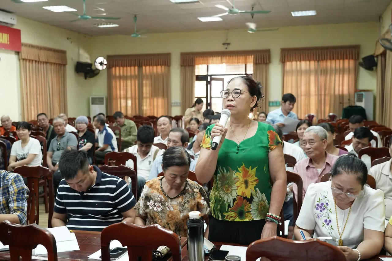Người dân xã Thường Tín nêu ý kiến tại Hội nghị.