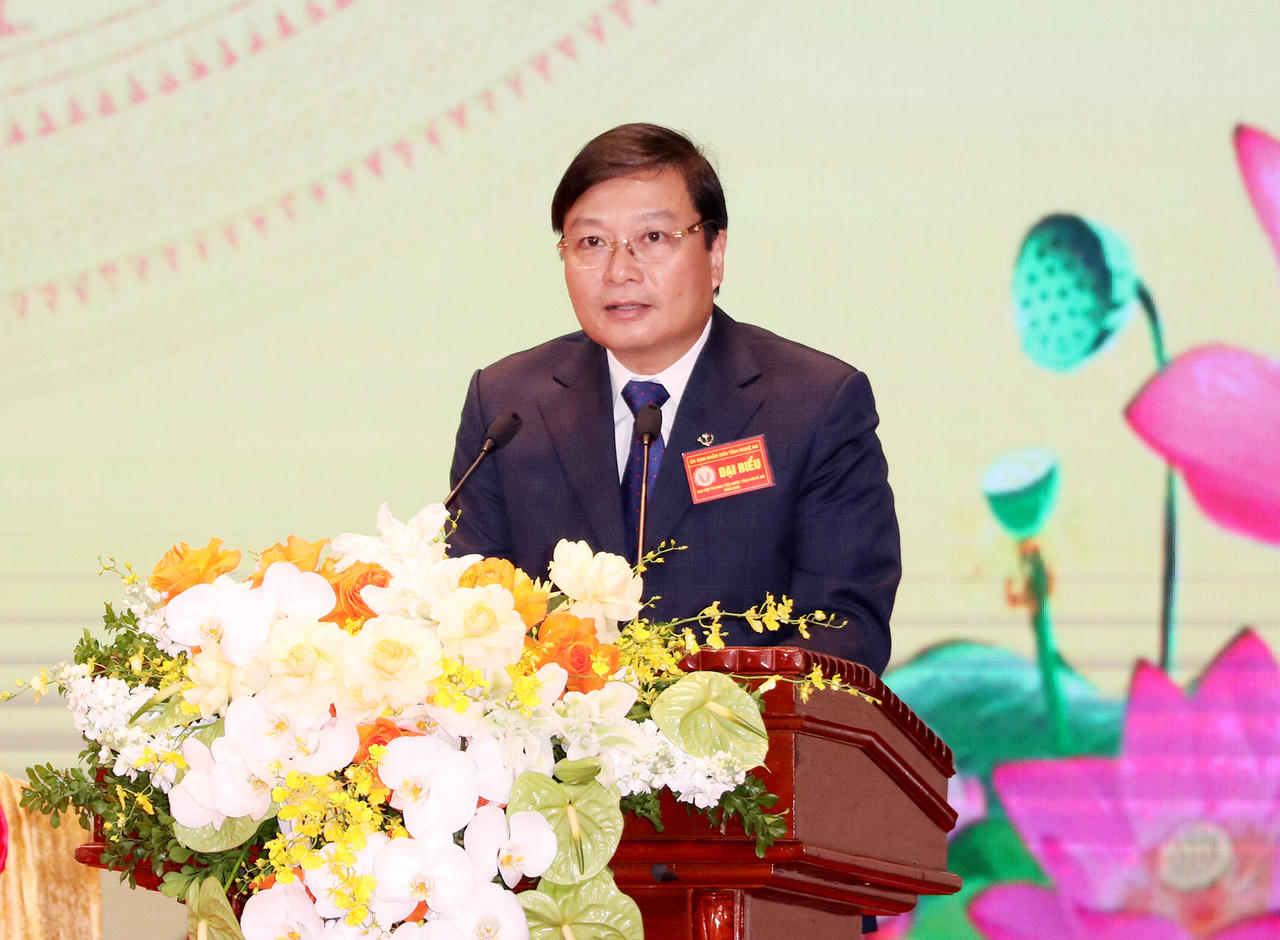 Chủ tịch UBND tỉnh Lê Hồng Vinh phát biểu tại Đại hội.