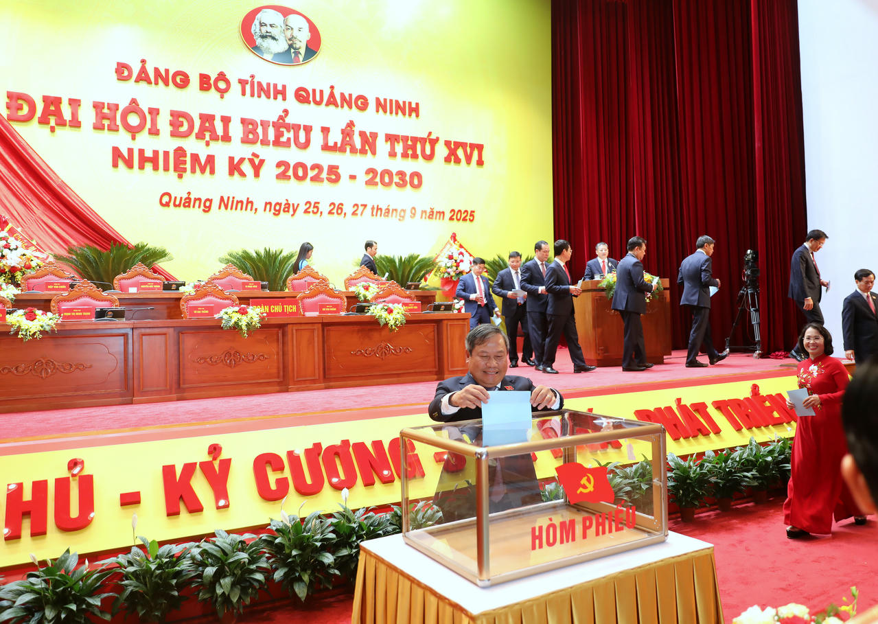 Các đại biểu bỏ phiếu bầu Ủy viên Ban Thường vụ Tỉnh ủy khóa XVI, nhiệm kỳ 2025 - 2030.