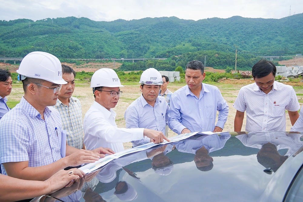 Phó Chủ tịch Thường trực UBND TP Đà Nẵng Hồ Kỳ Minh (thứ 2 bên phải sang) kiểm tra tiến độ loạt dự án trọng điểm tại phường Hải Vân.