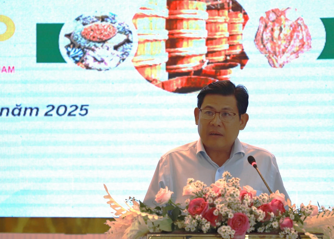 Phó Chủ
tịch UBND tỉnh An Giang Ngô Công Thức phát biểu khai mạc hội nghị. Ảnh: B.T