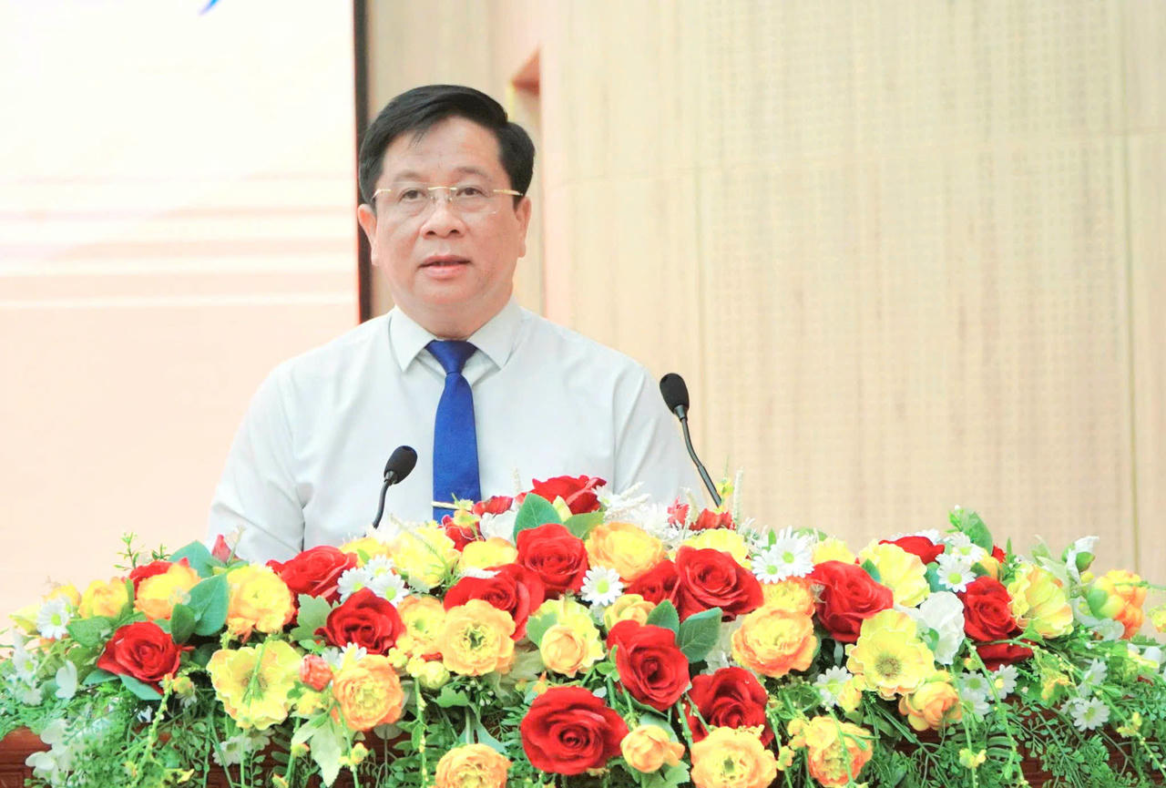 Chủ tịch UBND tỉnh An Giang Hồ Văn Mừng phát biểu tại kỳ họp.