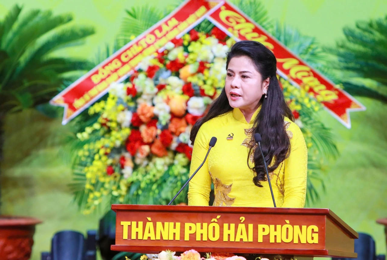 Bà Trần Thị Hoàng Mai, Giám đốc Sở Văn hóa, Thể thao và Du lịch tham luận tại Đại hội.