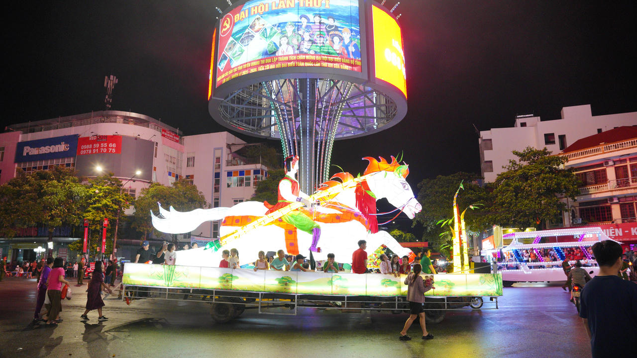Đây là buổi diễu diễn mô hình đèn trung thu đầu tiên sau thành công của Đại hội Đại biểu tỉnh Tuyên Quang lần thứ I, nhiệm kỳ 2025 – 2030. Ảnh: Đức Mạnh.