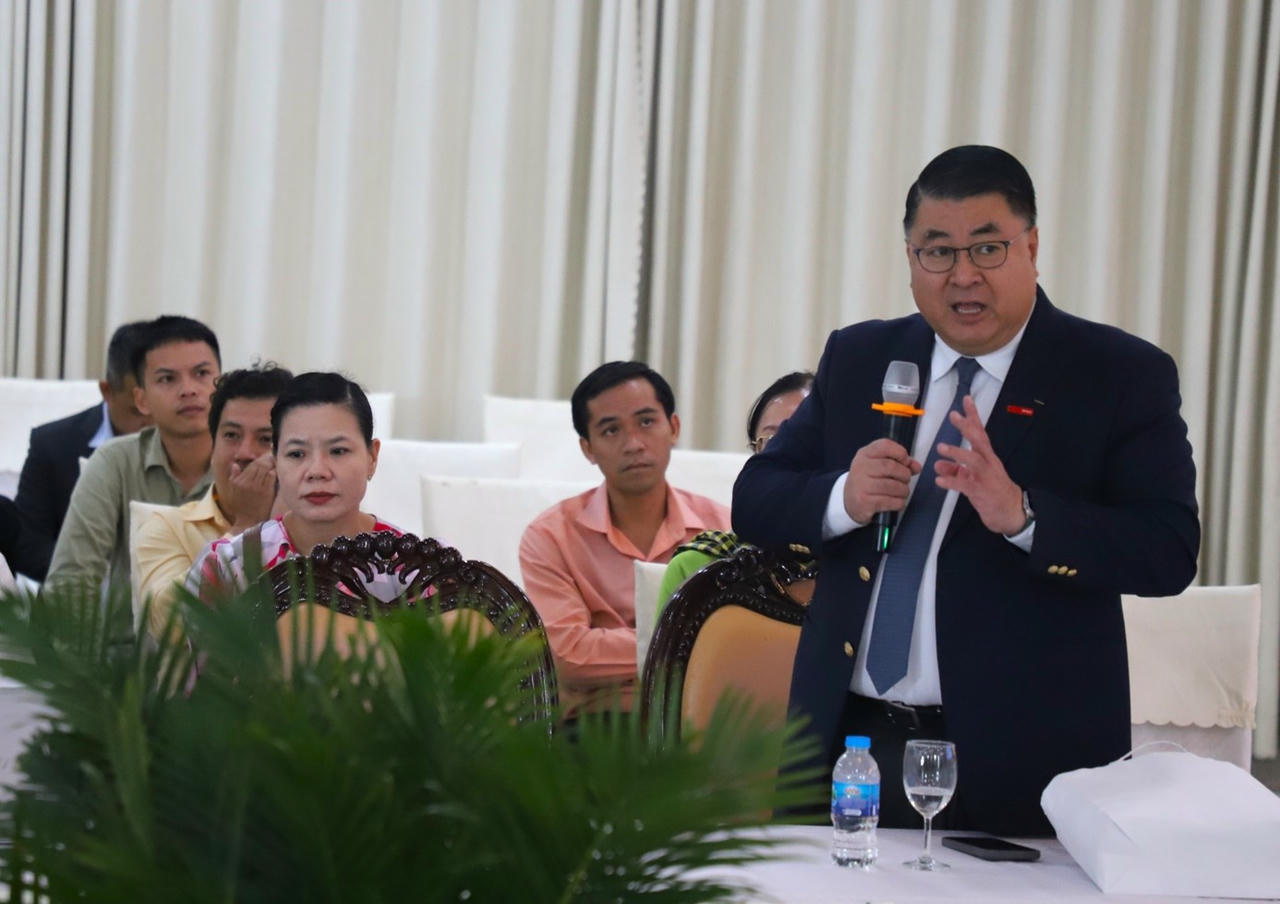 Ông Paul Lê -
Phó Chủ tịch Tập đoàn Central Retail/siêu thị Go phát biểu chia sẻ
kinh nghiệm lựa chọn sản phẩm OCOP tại Hội nghị. Ảnh: B.T