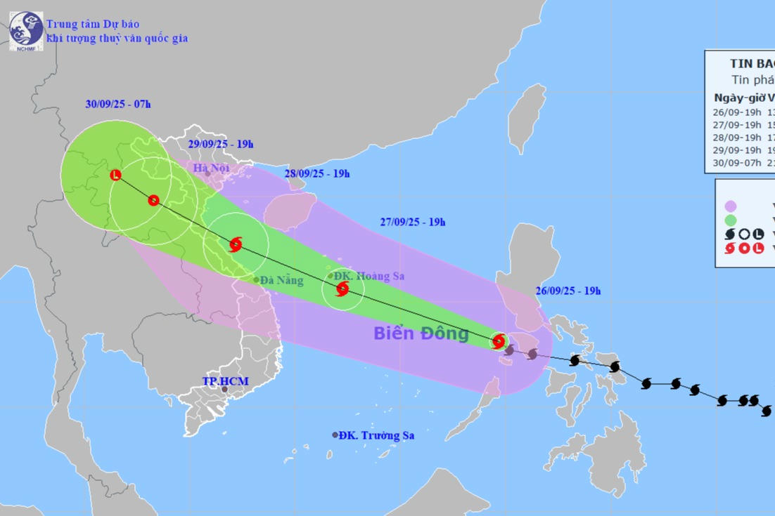 Bão số 10 di chuyển rất nhanh trên Biển Đông, đề phòng sóng dữ dội, mưa to gió lớn