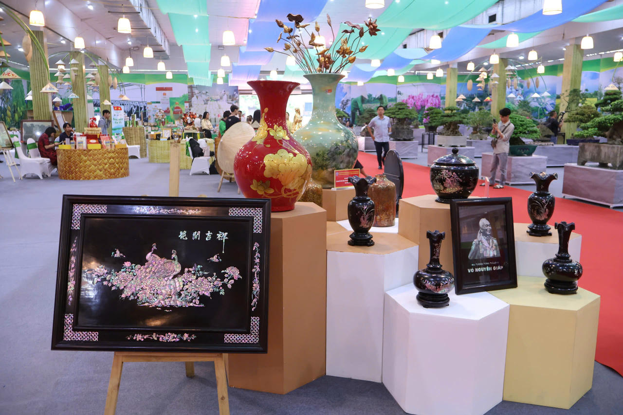 Khu trung bày giới thiệu các sản phẩm OCOP tiêu biểu của TP Hà Nội tại buổi Lễ. (Ảnh: Thanh Hà).