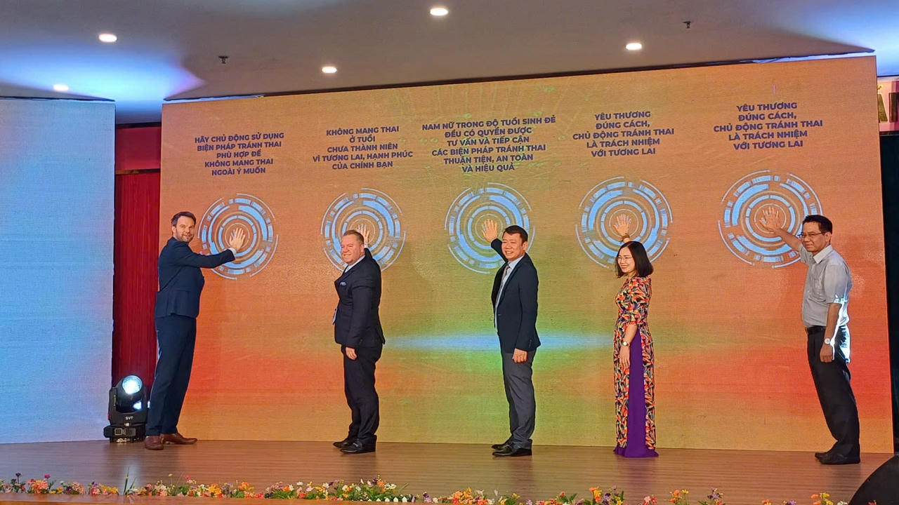 Các đại biểu cùng cam kết đẩy mạnh công tác dân số trong thời gian tới.