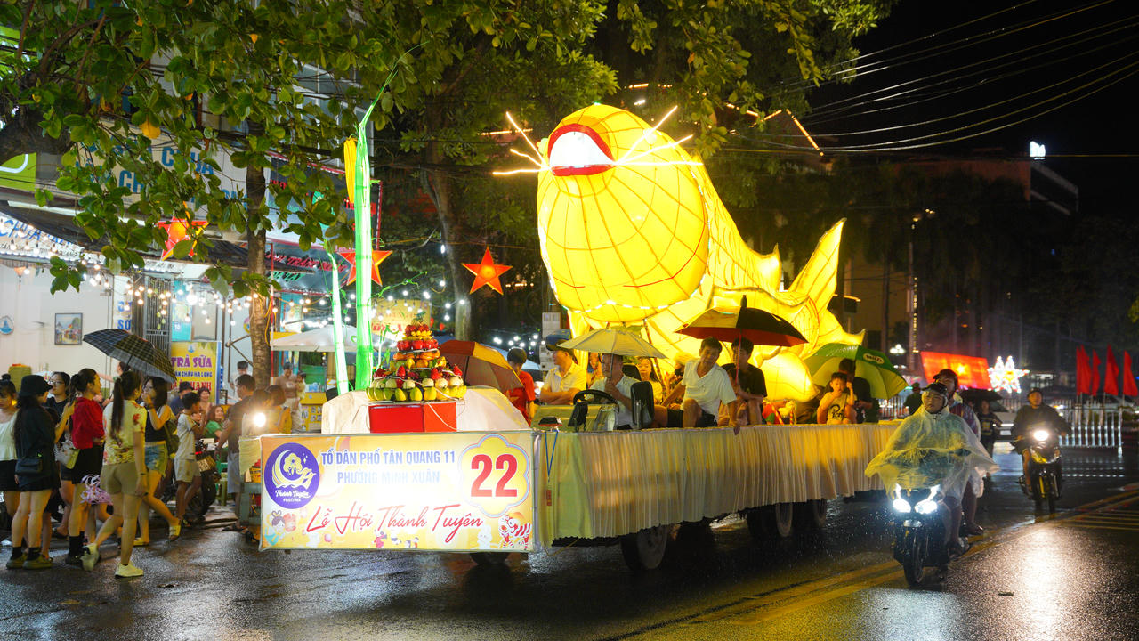 Phía UBND phường Minh Xuân - tỉnh Tuyên Quang sau đó đã ban hành văn bản
yêu cầu các mô hình tham gia diễu diễn trong Lễ hội Thành Tuyên phải được
đăng ký và cấp logo nhận diện thương hiệu. Ảnh: Đức Mạnh.