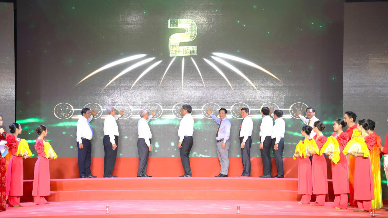 Đại biểu thực hiện nghi thức khai mạc Diễn đàn OCOP vùng ĐBSCL năm 2025. Ảnh: B.T