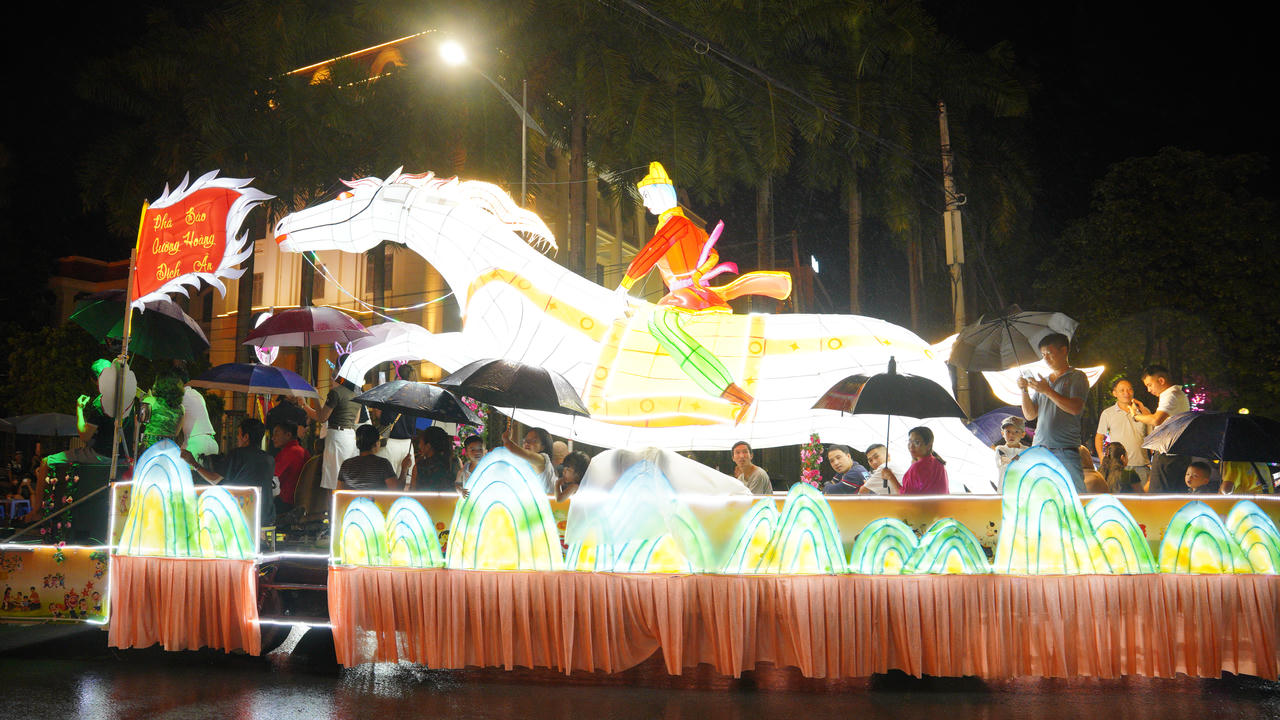 Ngày 18/9 phường Minh Xuân tỉnh Tuyên Quang ban hành văn
bản thông báo thay đổi lộ trình diễn diễu của các mô hình đèn trung thu trên cơ
sở lấy mốc trung tâm là ngã tám. Ảnh: Đức Mạnh.