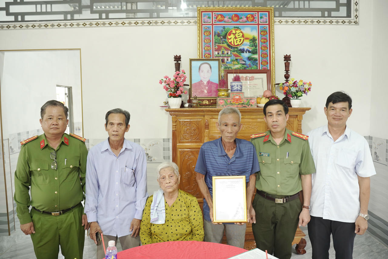 Đại tá Lê Tấn Vinh - Phó Giám đốc Công an tỉnh Cà Mau trao quyết định hỗ trợ nhà ở cho gia đình ông Trương Văn Hoàng, thân nhân thờ cúng liệt sĩ Công an nhân dân. (Ảnh trong bài: P.V)