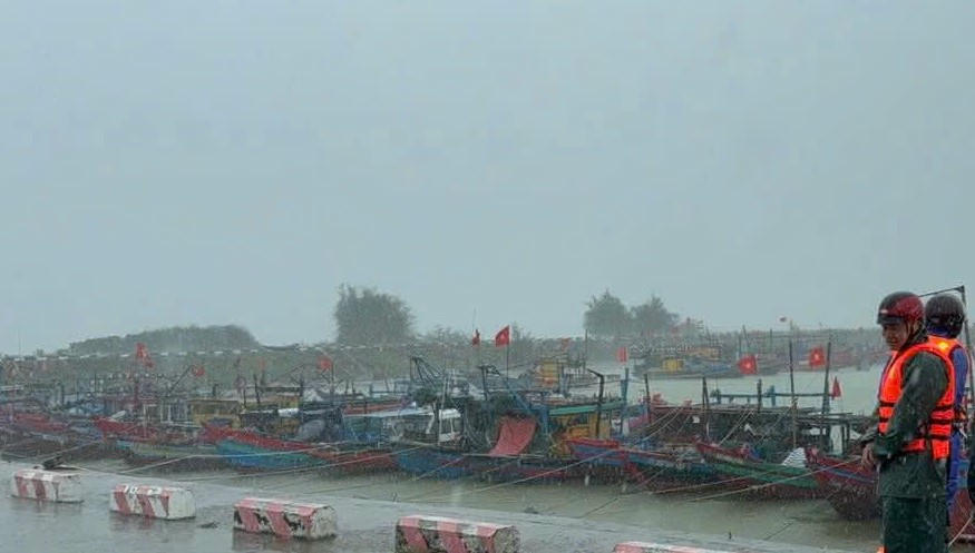 Tàu, thuyền vào neo đậu, tránh trú bão tại cảng cá ở Hà Tĩnh.