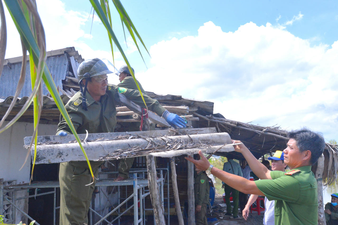 Công an xã Khánh An phối hợp lực lượng an ninh trật tự cơ sở hỗ trợ người dân tháo dỡ nhà cũ trên địa bàn.