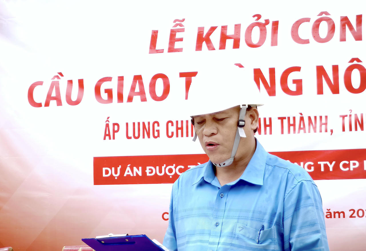 Ông Đỗ Hoàng Liệt - Phó Chủ tịch UBND xã Định Thành phát biểu tại lễ khởi công.