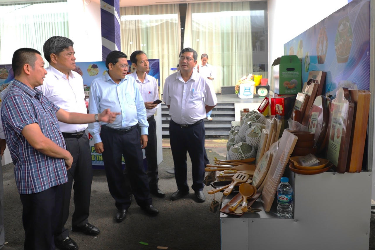 Đại biểu
tham quan các gian hàng sản phẩm OCOP được trưng bày tại Hội nghị kết
nối sản phẩm OCOP với các hệ thống thương mại. Ảnh: B.T