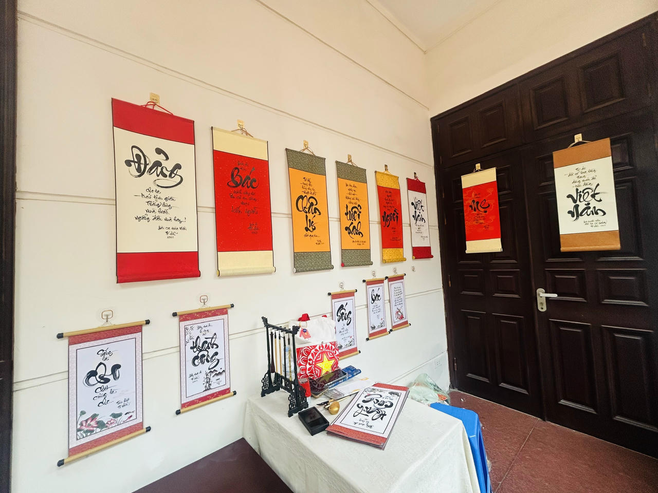 Các câu thơ của nhà thơ Tố Hữu được viết theo lối thư pháp (Ảnh: Thùy Dương). 