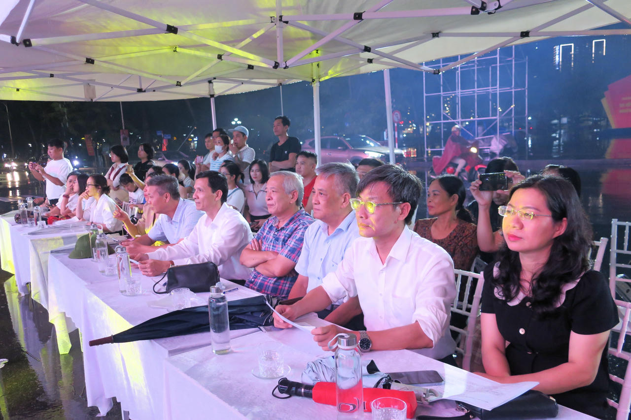 Thành viên Hội đồng Nghệ thuật thành phố thẩm định chương trình.