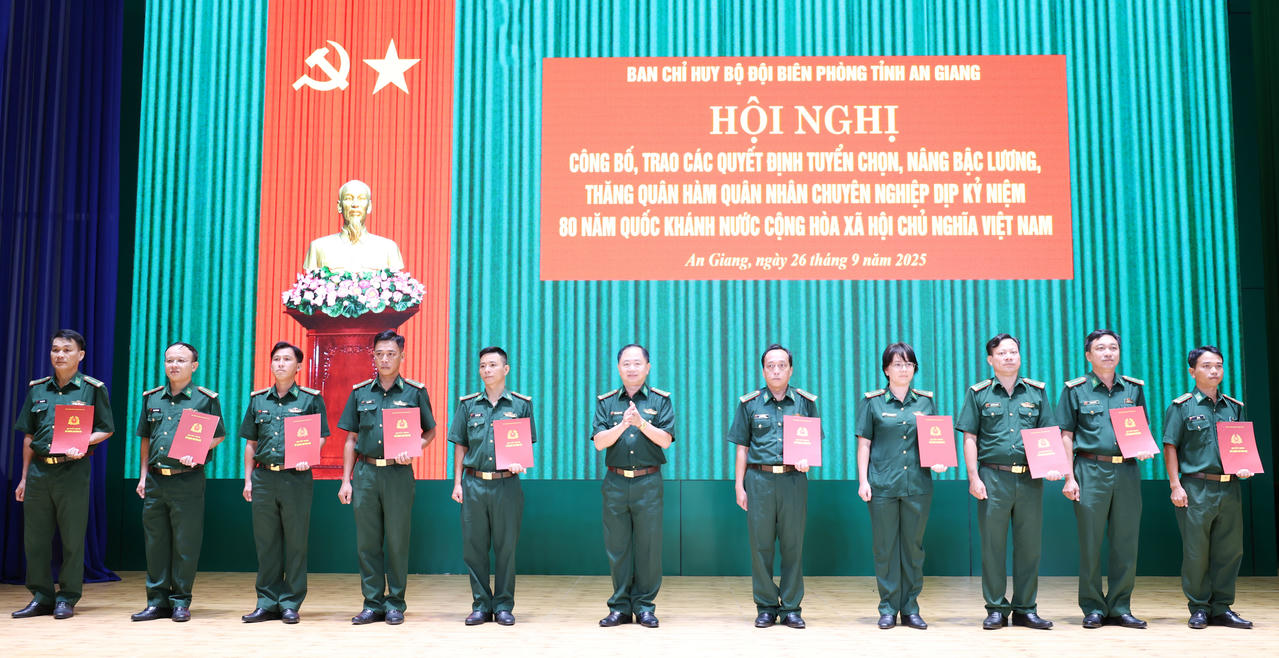 Đại
tá Trần Ngọc Châu, Phó Chỉ huy trưởng - Tham mưu trưởng Ban Chỉ huy BĐBP tỉnh An Giang trao quyết định cho các đồng chí. Ảnh: Tuấn Kiệt
