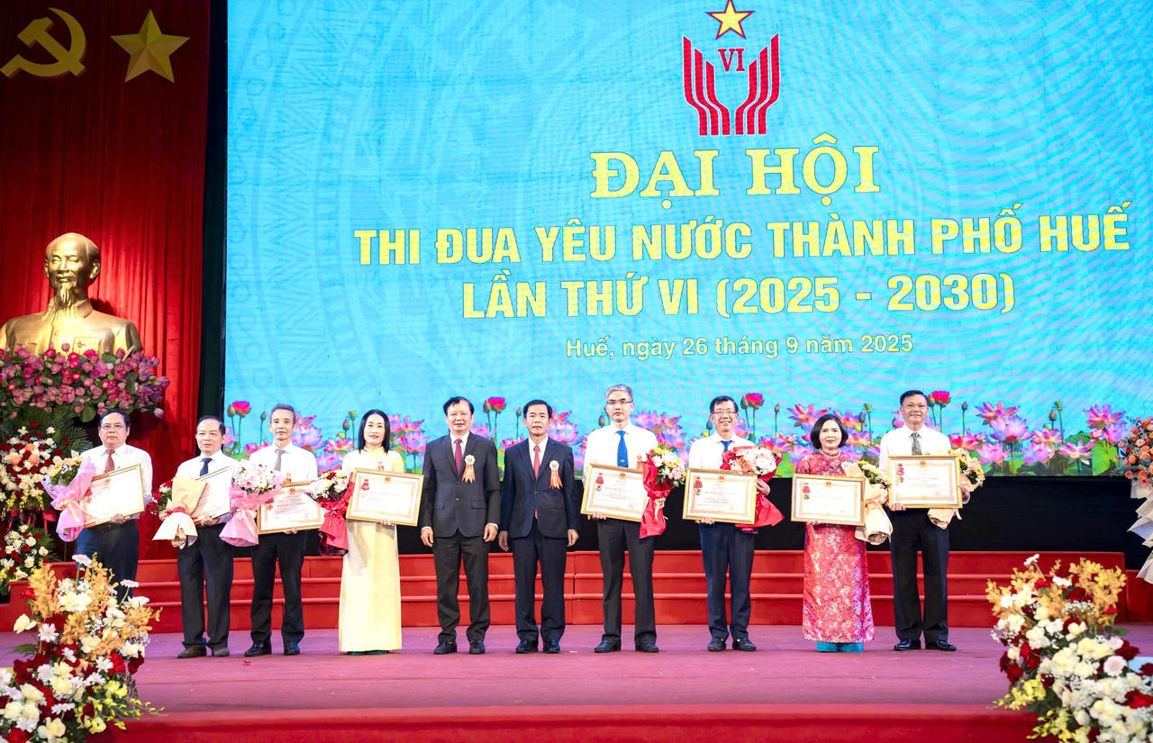 Các tập thể, cá nhân tiêu biểu nhận Huân chương Lao động hạng Nhì và hạng Ba tại Đại hội Thi đua yêu nước TP Huế lần thứ VI (2025 - 2030).