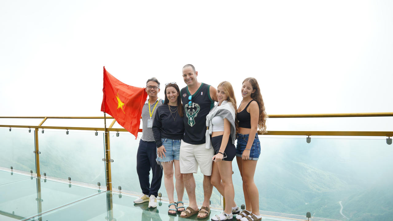 Gia đình chị Daniela chụp hình cùng hướng dẫn viên hòa mình vào thiên nhiên hoang sơ của núi rừng Tây Bắc. Ảnh: Đức Mạnh.