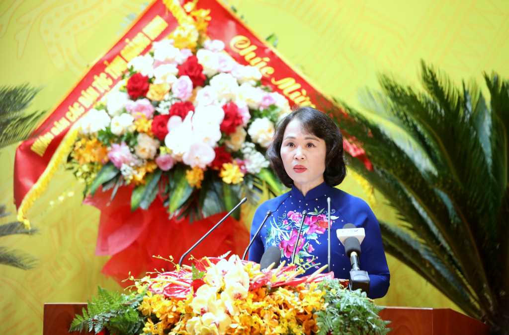 Phó Bí thư Thường trực Tỉnh ủy Trịnh Thị Minh Thanh trình bày dự thảo Báo cáo chính trị của Ban Chấp hành Đảng bộ tỉnh khoá XV.