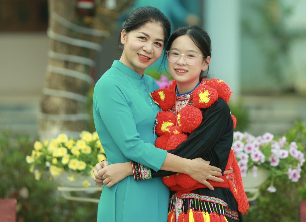 Cô giáo Nguyễn Thị Dung, Tổ trưởng tổ Ngữ Văn chụp ảnh cùng học sinh nhà trường. (Ảnh: Lê Hanh)