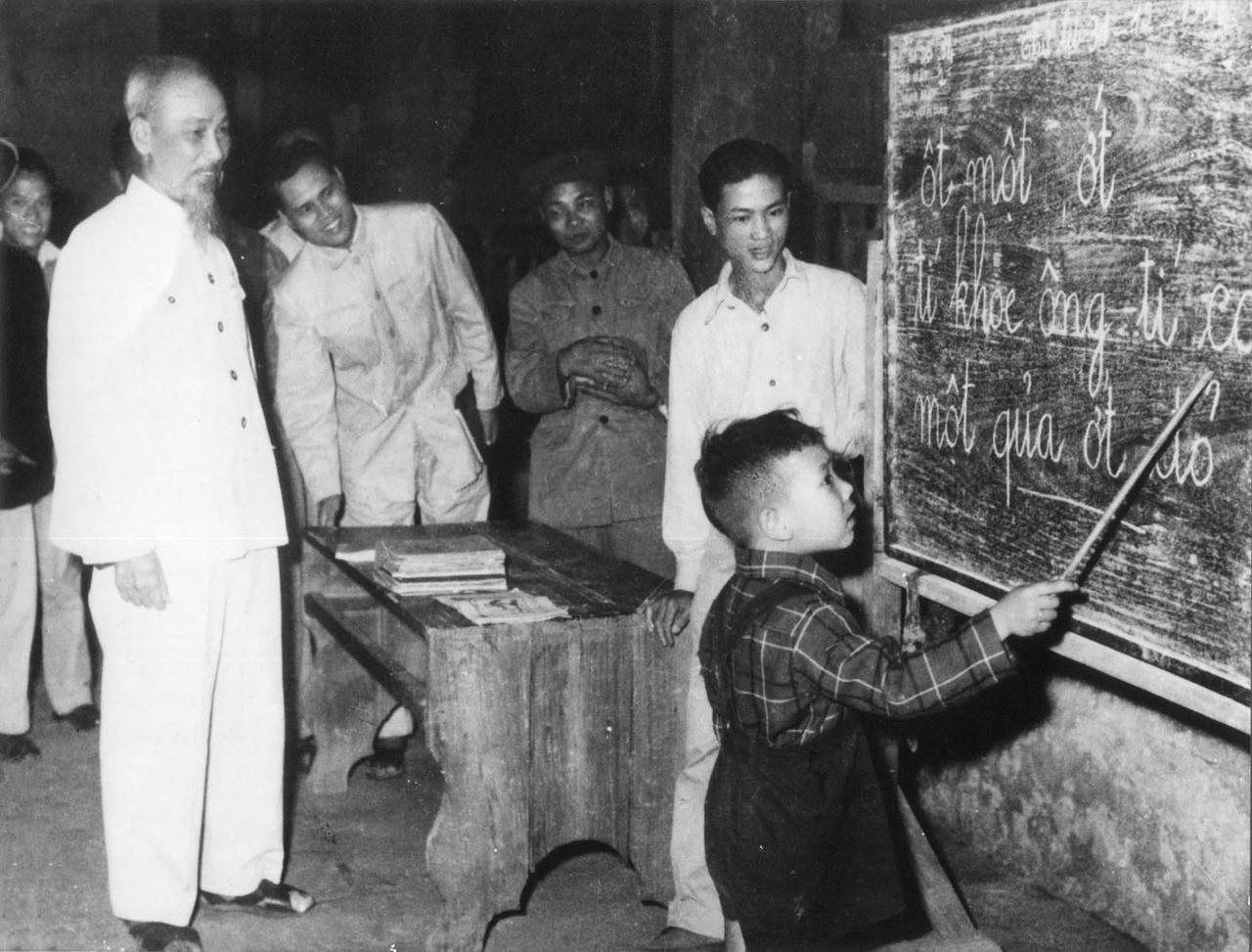 Chủ tịch Hồ Chí Minh đến thăm lớp học vỡ lòng Đình Thạch Khối ở phố Hàng Than, Hà Nội (31/12/1958). (Nguồn: Bộ GD&ĐT)