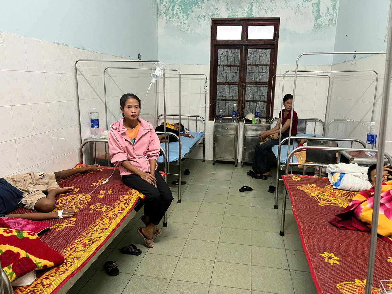 Người thân chăm sóc các em học
sinh nghi bị ngộ độc thực phẩm đang điều trị tại Bệnh viện Đa khoa khu vực Lệ
Thủy.