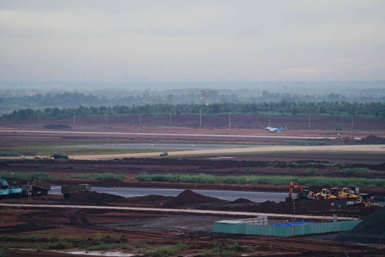  Rạng sáng 26/9, sân bay Long Thành tiến hành chuyến bay hiệu chuẩn đầu tiên, mở ra bước tiến quan trọng trong tiến độ dự án